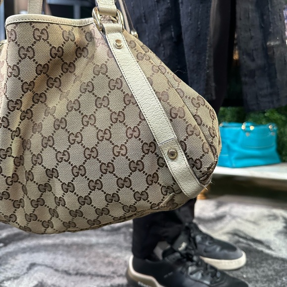 Gucci Abbey Guccissima Monogram Medium Shoulder Bag in Tan Cream - Picture 8 of 17